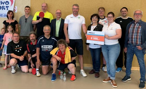 Landeskader-Athlet*innen erhalten Scheck von Inklusionslotsin Linda Becker