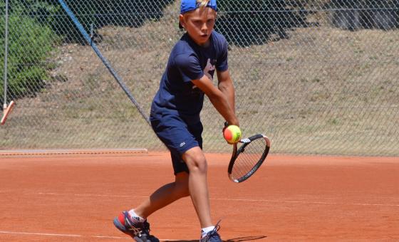 Junger Tennisspieler