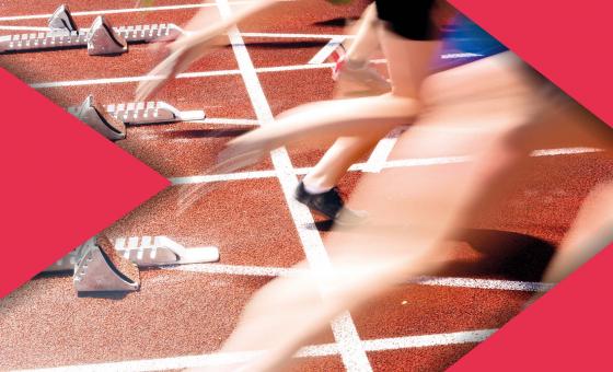 Startende Sportler beim Leichtathletik-Sprint.