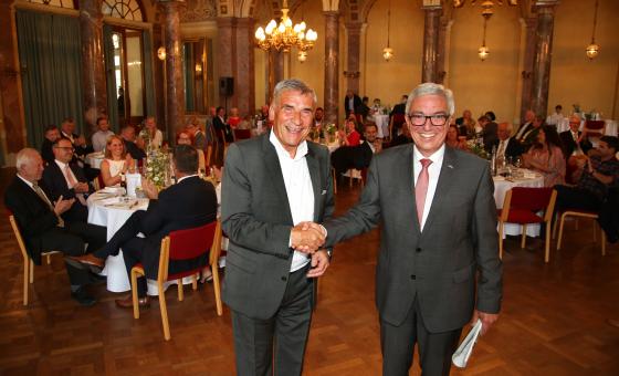Zwei Männer in Festsaal