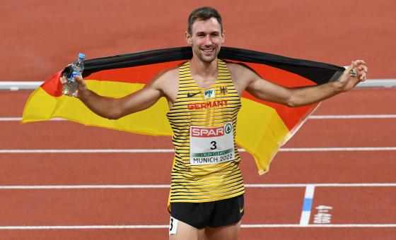 Zehnkämpfer Niklas Kaul feiert seinen EM-Titel in München 2022.
