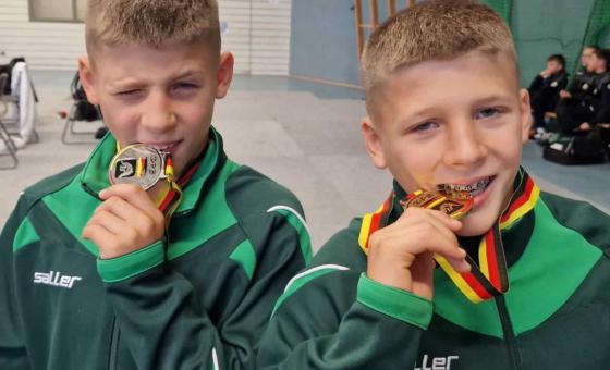 Junge Ringer mit Medaille