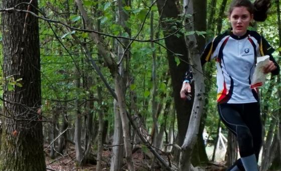 Junge Orientierungsläuferin im Wald