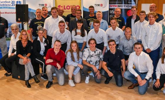 Gruppenfoto mit vielen jungen Sportler*innen