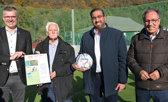 Vier Männer auf Fußballplatz