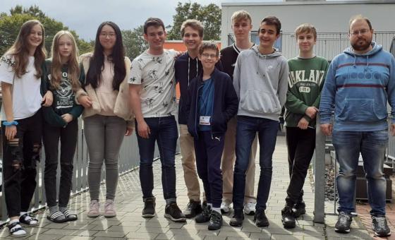 Gruppenfoto mit jungen Schachspieler*innen