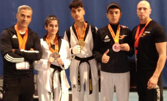 Taekwondo-Asse im Wettkampf-Dress