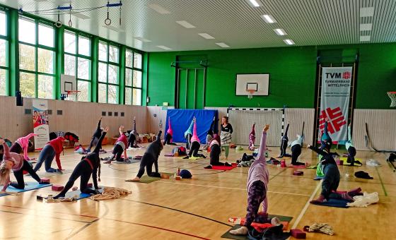 Frauen beim Yoga im Sporthalle