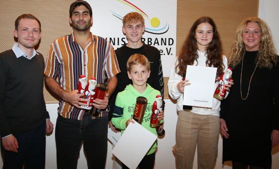 Sportler*innen mit Pokalen