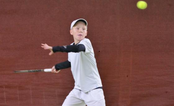 Tennis-Junge bei der Vorhand