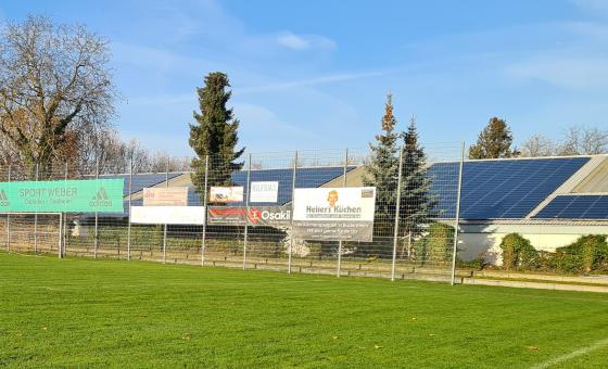 Solaranlage auf Dach Tennishalle