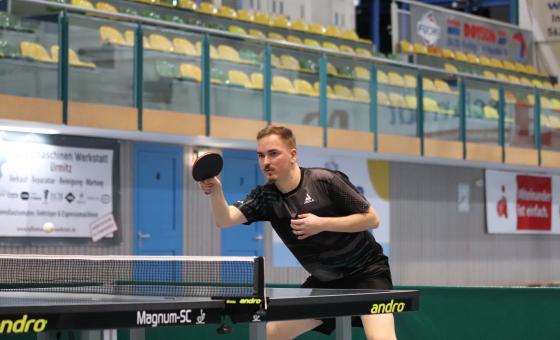 Tischtennisspieler an der Platte
