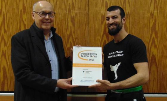 Bürgermeister Prof. Bernhard Walter mit Übungsleiter Caner Demir