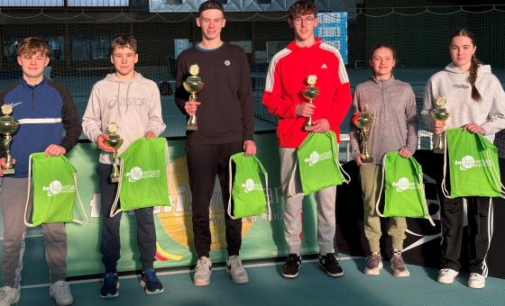 Junge Tennissieger*innen mit Präsenten