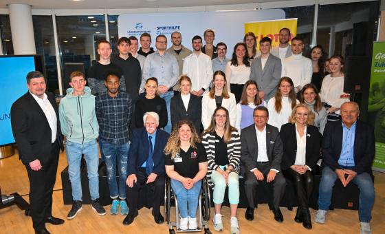 Gruppenfoto mit Sportler*innen