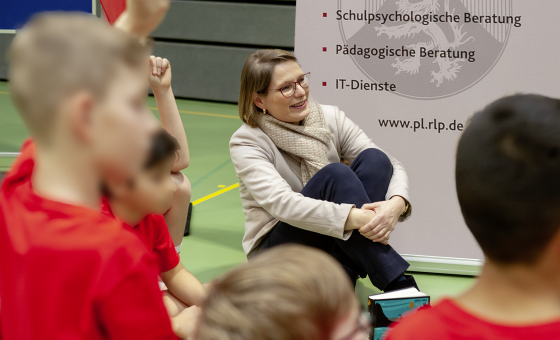 Bildungsministerin in einer Sporthalle