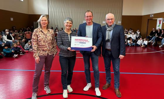 Personen mit Zertifikat in Turnhalle
