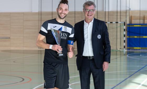 Fußballer mit Pokal