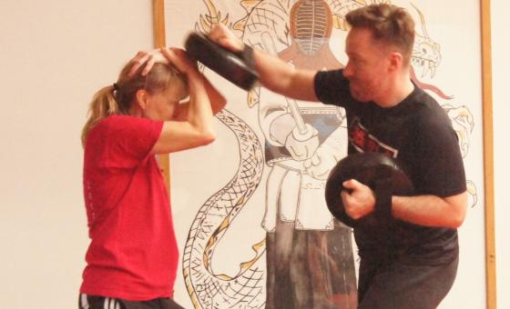 Frau kämpft gegen Mann