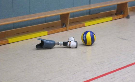 Beinprothese auf dem Boden einer Sporthalle