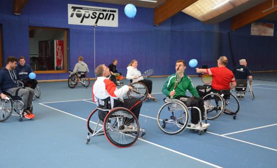 Menschen beim Rollstuhltennis