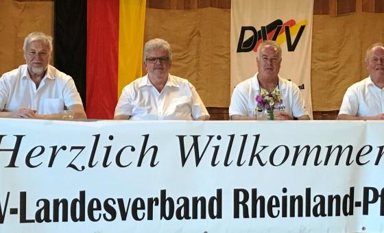 Vier Männer auf dem Podium