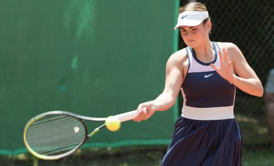 Junge Tennisspielerin in Action