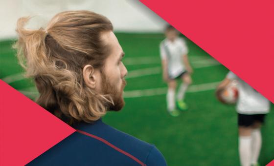 Trainer schaut auf Spieler*innen.