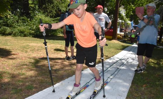 Junge beim Sommerski