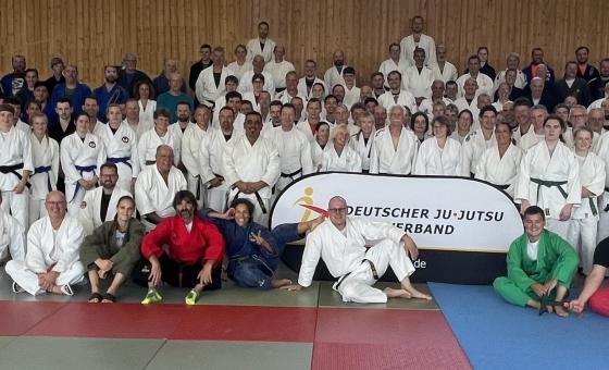 Gruppenfoto mit Ju-Jutsu-Kämpfer*innen