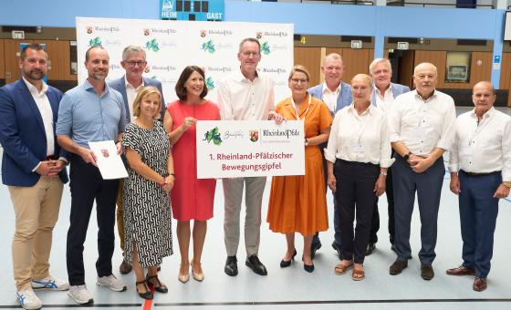 Menschen in Sporthalle