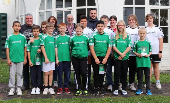 Junge Fußballer beim Gruppenfoto mit Funktionären
