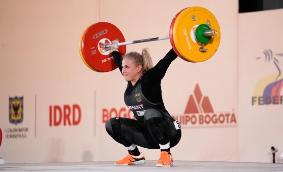 Gewichtheberin Lisa Marie Schweizer in Aktion