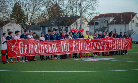 Fußballer mit Banner