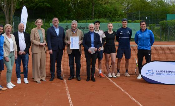 Tennis-Leute auf Tennisplatz