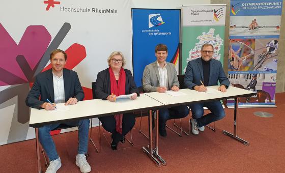 Personen an Tisch sitzend