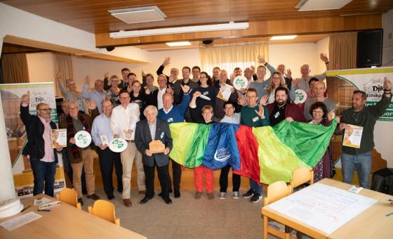 Gruppenfoto mit vielen Personen