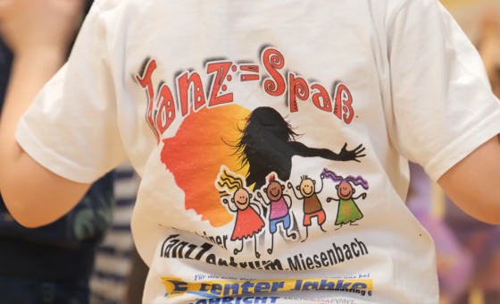 T-Shirt-Rückenansicht einer kleinen Tänzerin