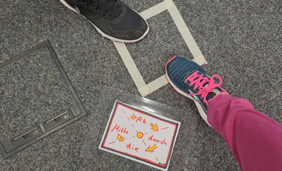 Zwei Füße mit Schuhen