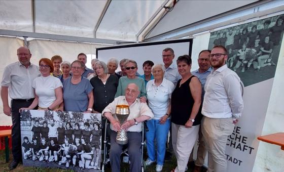 Ehrengäste mit Fußballpokal