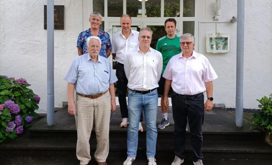 Gruppenfoto mit mehreren Personen vor Haus