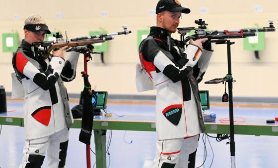 Zwei Sportschütz*innen