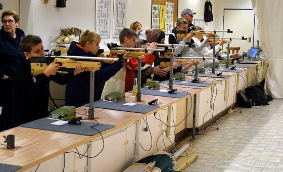 Junge Sportschütz*innen in Aktion