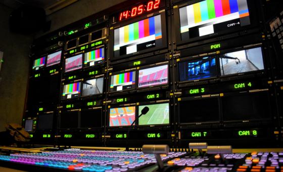 Ausrüstung im Außenübertragungswagen für die Live-TV-Übertragung und Produktion von Fernsehprogrammen.