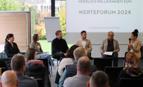Personen bei einer Diskussionsveranstaltung