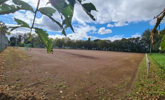 Maroder Hartplatz