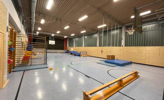 Sporthalle mit Geräten