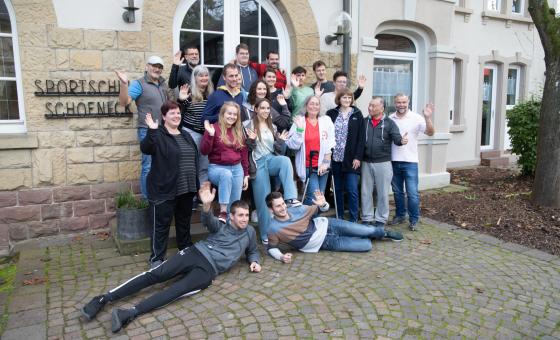 Sportlergruppe vor Gebäude