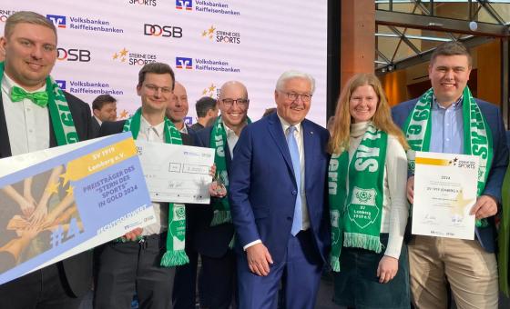 Die Vertreter des SV 1919 Lemberg umrahmen Bundespräsident Frank-Walter Steinmeier bei der Gala in Berlin