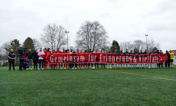 Fußballer mit Banner in der Hand